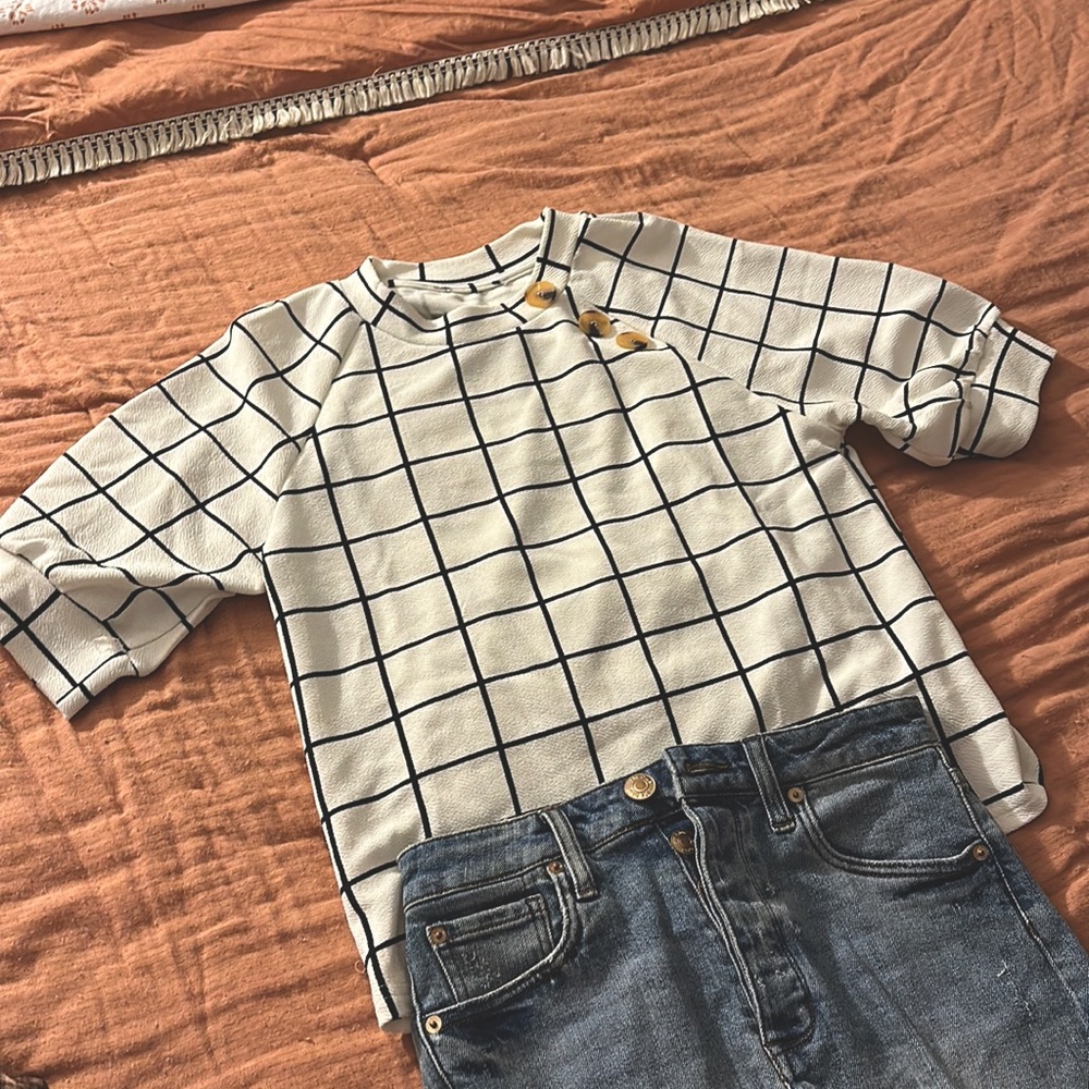 Black and white t-shirt